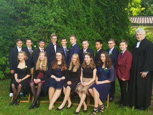 gruppenbild-mit-pfarrer